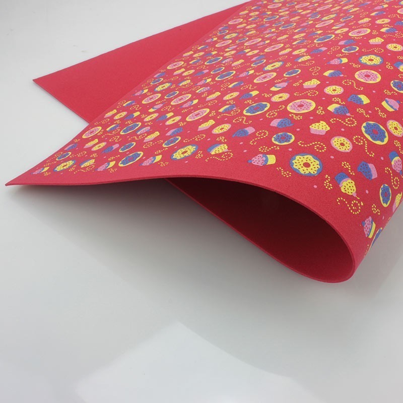 EVA SCHUIM BEDRUKTE CUPCAKE & DONUTS 40 X 60 CM - ROOD