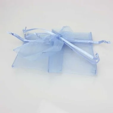 12 BOLSAS DE ORGANZA CELESTE CON CORREA 7,5x10 cm
