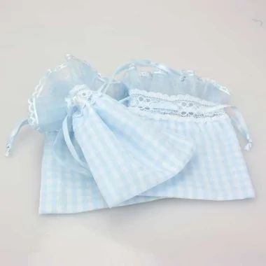 6 BOLSAS DE PARTO DE ORGANZA CELESTE CON CORREA 8x11 cm