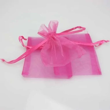 12 PUNGI DIN ORGANZA FUCSIA CU CUREA 7.5x10 cm
