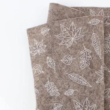 Soft felt printed 50x90 cm leaves - taupe melange